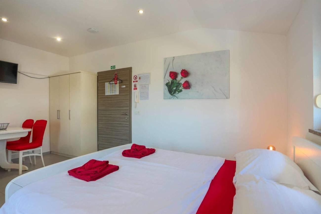 Villa Vita Apartments & Studios With Common Pool Valbandon Exterior foto