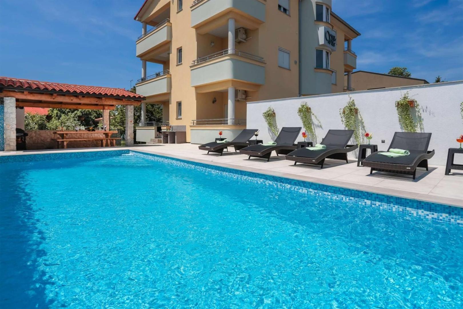 Villa Vita Apartments & Studios With Common Pool Valbandon Exterior foto